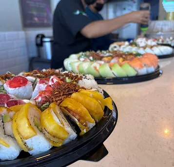 Preparando charolas de sushi en Sushi 1 One